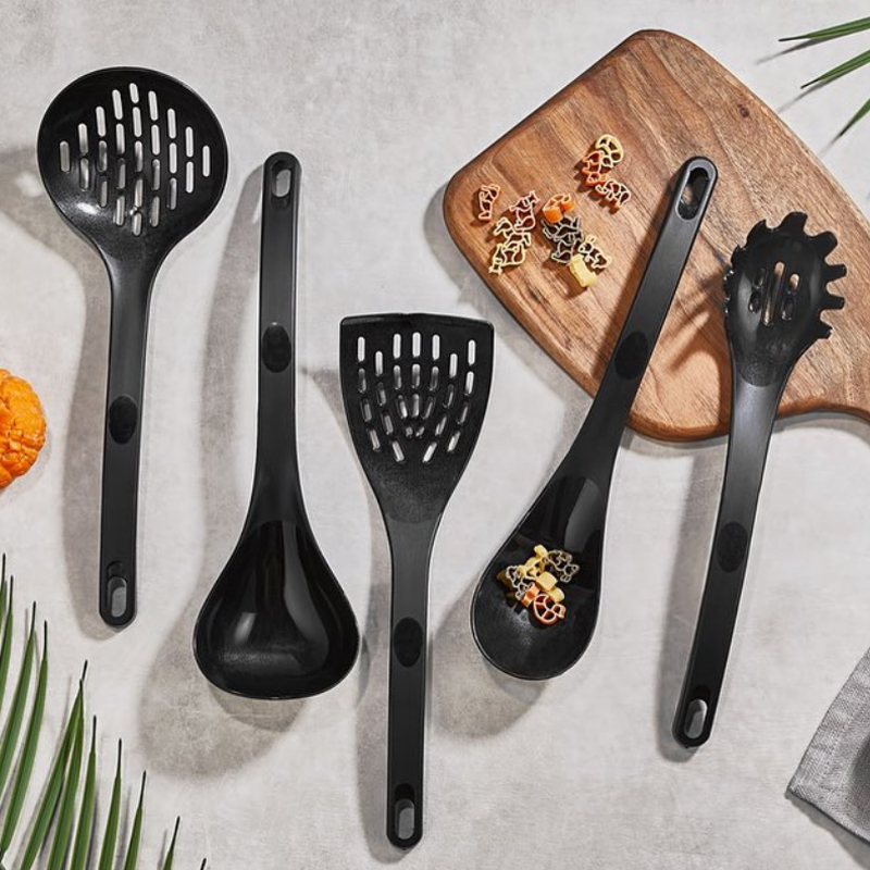 SET 6 PIECES (5 ACCESSOIRES CUISINE ET SUPPORT) PLASTIQUE COULEUR NOIR 39X12 CM 