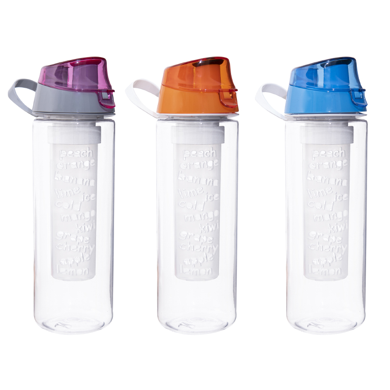 BOUTEILLE PLASTIQUE 650 CL AVEC INFUSEUR. MIX ROUGE/VERT/BLEU