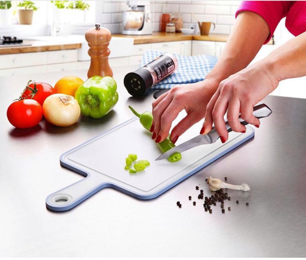 PLANCHE A DECOUPER AVEC POIGNEE 30X21 CM